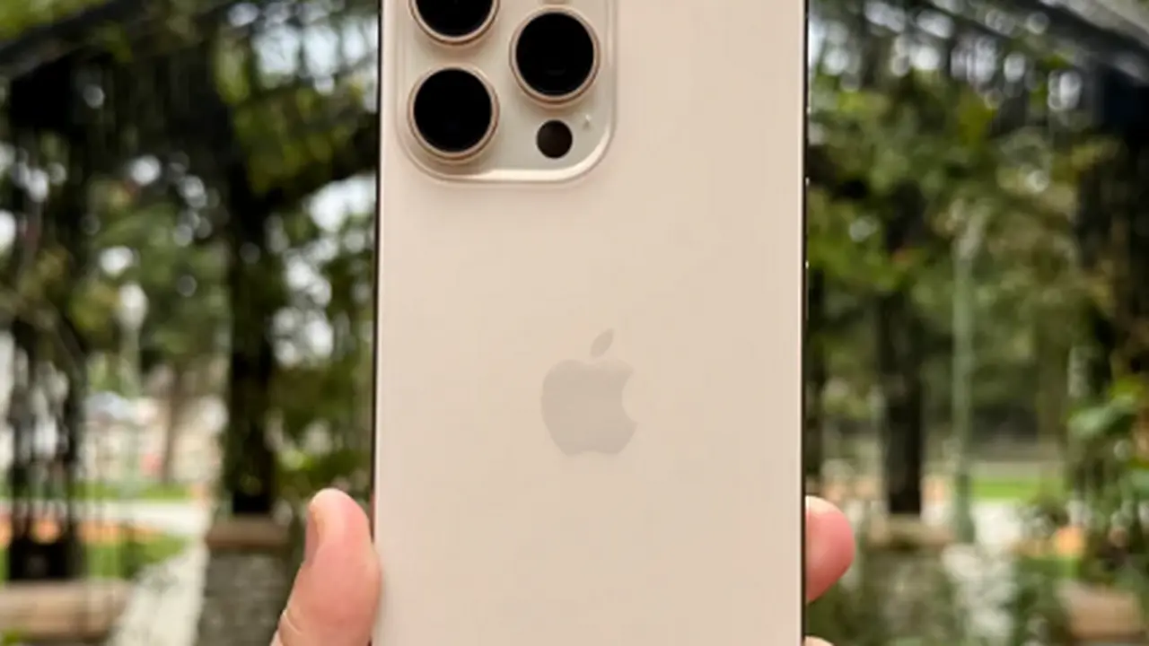 سعر iPhone Pro Max يبدأ من 13.9 مليون دونغ: أيهما الأفضل؟